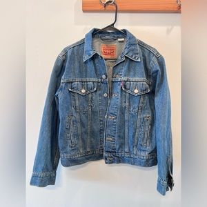 Women’s Levi’s jean jacket